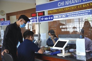 Người dân thực hiện thủ tục cấp sổ hồng ở Văn phòng đăng ký đất đai TP. Thủ Đức. Ảnh: Trọng Tín