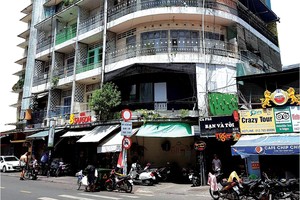 Chủ trương cải tạo lại Chung cư 155-157 Bùi Viện đã có từ năm 2019, nhưng đến nay vẫn nằm trên giấy. Ảnh: Trọng Tín