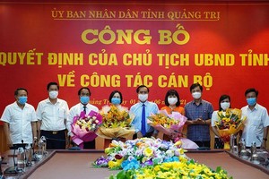 Chủ tịch UBND tỉnh Quảng Trị Võ Văn Hưng trao quyết định và tặng hoa chúc mừng các cán bộ được bổ nhiệm.