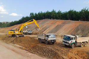 Tranh thủ thời tiết thuận lợi, Vinaconex huy động nhân lực, thiết bị đẩy nhanh tiến độ thi công gói thầu XL-03, Dự án đầu tư xây dựng cao tốc Bắc - Nam phía Đông, đoạn Dầu Giây - Phan Thiết, đáp ứng yêu cầu tiến độ của Bộ GTVT.