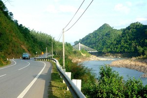 Một đoạn Quốc lộ 9 lên cừa khẩu Lao Bảo.