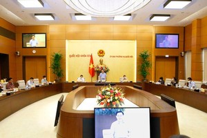 Chủ tịch Quốc hội Vương Đình Huệ chủ trì buổi làm việc (Ảnh TTXVN)