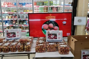Vải thiều Việt Nam trên kệ hàng hệ thống phân phối tại Pháp.