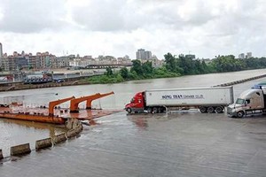 Trung bình mỗi ngày có hơn 100 container hàng hóa xuất khẩu qua Lối mở cầu phao tạm Km3+4 Hải Yên, Móng Cái.