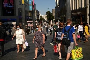 Khu phố mua sắm tại Birmingham, miền Trung nước Anh. Ảnh: AFP