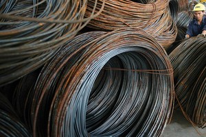 Giá thép dù giảm nhưng vẫn còn cao, đồng thời vật liệu khác không ngừng tăng giá, khiến nhà thầu lao đao ảnh: lê toàn