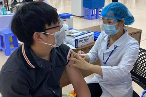 Bộ trưởng Y tế cho biết, với mục tiêu tiêm vắc-xin cho khoảng 70 triệu người dân, Việt Nam đặt mục tiêu cuối năm 2021, đầu năm 2022 sẽ đạt miễn dịch cộng đồng.