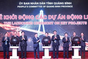 Nhiều doanh nghiệp đã đến và lựa chọn Quảng Bình để triển khai các dự án lớn. Trong ảnh: Lễ khởi động các dự án động lực của tỉnh Quảng Bình