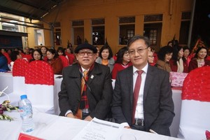 Nhà giáo Lương Vĩnh Khang (bên trái) chụp cùng TS. Phăn Khăm, Ủy viên Bộ Chính trị Đảng Nhân dân cách mạng Lào, Bí thư, Chủ tịch tỉnh Sầm Nưa (nay là Thủ tướng Chính phủ Lào).