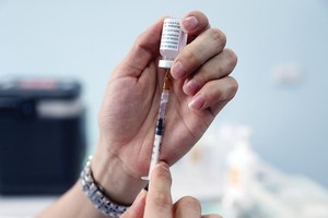 Các doanh nghiệp mong muốn người lao động sớm được tiêm vắc-xin đề yên tâm sản xuất