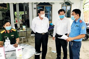 Ông Lê Văn Hẳn, Chủ tịch UBND tỉnh Trà Vinh (thứ hai từ trái qua) kiểm tra chốt phòng chống dịch trên địa bàn