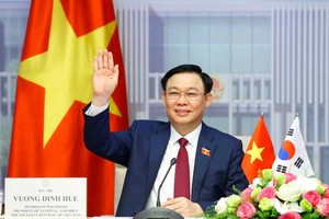 Chủ tịch Quốc hội Vương Đình Huệ tại đầu cầu Nhà Quốc hội Việt Nam.