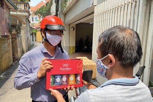 CEO AZA Travel Nguyễn Tiến Đạt đi ship hàng cho khách.