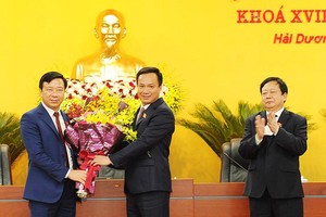 Ông Phạm Xuân Thăng, Bí thư Tỉnh ủy, Chủ tịch HĐND tỉnh Hải Dương tặng hoa chúc mừng ông Triệu Thế Hùng, Phó Bí thư Tỉnh ủy, tân Chủ tịch UBND tỉnh Hải Dương khóa XVII