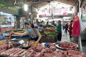 Tiểu thương sạp thịt heo tại chợ Phạm Văn Hai trước khi tạm ngưng hoạt động (Ảnh minh hoạ: Q.T).