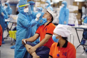 Lấy mẫu xét nghiệm virus SARS-CoV-2 cho công nhân tại Khu công nghiệp Quang Châu (Bắc Giang). Ảnh: Đức Thanh