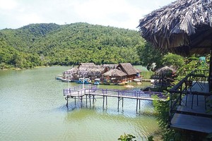 Nhà hàng nổi phục vụ khách du lịch tại Dự án Khu du lịch sinh thái Hải Đăng.