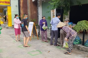 Người dân tại TP.HCM đến nhận thực phẩm từ "Tủ lạnh cộng đồng" (Ảnh: Tuấn Khởi).