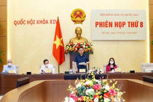 Chủ tịch Quốc hội, Chủ tịch Hội đồng Bầu cử quốc gia Vương Đình Huệ chủ trì phiên họp (Ảnh TTXVN).