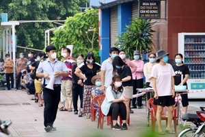 TP.HCM: Người dân tuân thủ 5k khi đi mua thực phẩm thiết yếu