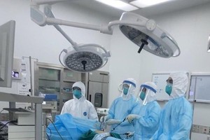 Trong phác đồ điều trị bệnh nhân Covid-19 mới, Bộ Y tế chia tiêu chuẩn xuất viện thành 3 mức, thời gian điều trị ngắn nhất là 10 ngày.