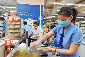 Các doanh nghiệp thực hiện "3 tại chỗ" kỳ vọng có thể hợp tác với các nhà hàng, khách sạn ngành du lịch đang phải tạm ngừng hoạt động trong việc cung ứng suất ăn thường xuyên cho doanh nghiệp (Ảnh minh hoạ: Bếp ăn tại Co.opmart chuẩn bị suất ăn cho người dân tại khu cách ly).