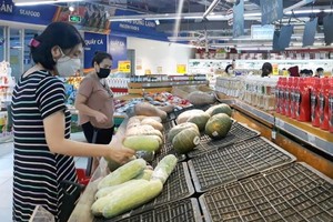 Quầy rau xanh tại TTTM VinCom Phạm Ngọc Thạch, tối 18/7.