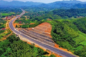 Hạ tầng đồng bộ cùng chính sách thông thoáng sẽ giúp Lạng Sơn thu hút đầu tư. Trong ảnh: Cao tốc Bắc Giang - Lạng Sơn