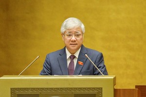 Chủ tịch Uỷ ban Trung ương Mặt trận Tổ quốc Việt Nam Đỗ Văn Chiến báo cáo tại nghị trường (Ảnh Quochoi.vn).