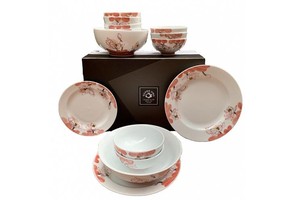 Bộ bát đĩa gốm sứ hoa sen đỏ, sản phẩm OCOP 5 sao, do Công ty TNHH Gốm sứ Quang Vinh sản xuất.