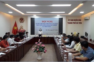 Bà Nguyễn Duy Linh Thảo, Giám đốc Trung tâm Xúc tiến Đầu tư, Thương mại và Du lịch Kiên Giang phát biểu tại Hội nghị tuyên truyền chỉ số PCI và PAPI cho cộng đồng doanh nghiệp và nhân dân tổ chức tại TP. Hà Tiên