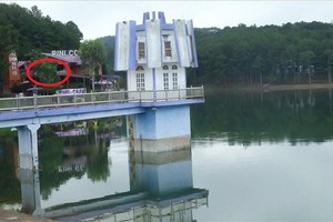 Công ty TNHH Li Mi xây dựng quán cà phê PiNi trái phép (vòng đỏ) tại Khu du lịch quốc gia hồ Tuyền Lâm, TP.Đà Lạt, tỉnh Lâm Đồng. Ảnh: Nhiệt Băng