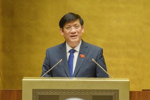 Bộ trưởng Bộ y tế Nguyễn Thanh Long đã ký báo cáo mới nhất của Chính phủ gửi Quốc hội về tình hình dịch bệnh, nhập, sản xuất, tiêm vắc xin phòng Covid-19