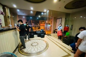 "Khách sạn cộng đồng" tại TP.HCM đang làm thủ tục để đoàn y bác sỹ Bệnh viện Phạm Ngọc Thạch đến nghỉ ngơi (Ảnh: Tuấn Khởi).