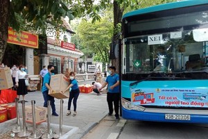 Mô hình Xe buýt siêu thị được đưa vào phục vụ người lao động khó khăn tại Hà Nội.