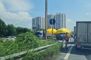 Lực lượng liên ngành gồm CSGT, TTGT, quân đội, y tế túc trực 24/24 giờ kiểm tra từng phương tiện ra vào thành phố Hà Nội tại chốt Pháp Vân - Cầu Giẽ hôm 24/7. (Ảnh: Phi Long)