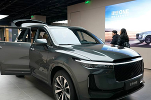 Mẫu xe thể thao đa dụng Li One của Li Auto trưng bày tại một showroom ở Bắc Kinh, Trung Quốc. Ảnh: Reuters