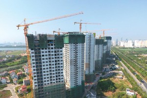 Nhiều dự án tại TP.HCM buộc phải tạm dừng thi công. 