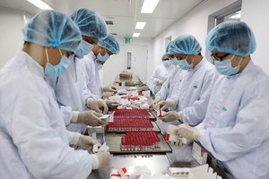 Tự sản xuất vắc-xin là chiến lược lâu dài trong phòng chống Covid-19