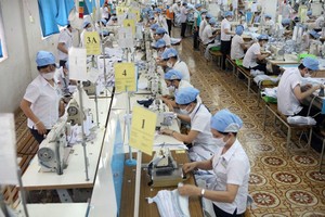 Ngành dệt may lo đứt gãy chuỗi sản xuất trong bối cảnh giãn cách xã hội. Trong ảnh: Nhà máy may Việt Tiến. Ảnh: Lê Toàn