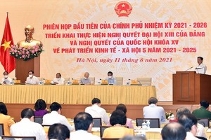 Phó thủ tướng Lê Minh Khái trình Báo cáo các nhiệm vụ, giải pháp trọng tâm của Chính phủ nhiệm kỳ 2021-2026 (Ảnh: Nhật Bắc)