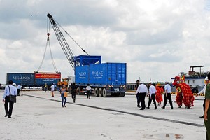 Cảng tổng hợp Vinalines Hậu Giang nằm trong KCN Sông Hậu, thuận tiện cho doanh nghiệp vận chuyển nguyên liệu, hàng hóa