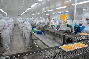 Nhà máy chế biến tôm xuất khẩu trong khu công nghiệp An Nghiệp (tỉnh Sóc Trăng)