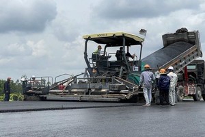 Các đơn vị nhà thầu thi công cao tốc Trung Lương - Mỹ Thuận, phấn đấu thông xe trong tháng 11-2021.