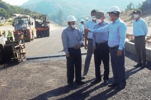 Chủ tịch UBND tỉnh Bình Định Nguyễn Phi Long chỉ đạo các đơn vị triển khai công trình trọng điểm của tỉnh này phải đảm bảo, "vừa phòng chống dịch, vừa đảm bảo tiến độ thi công công trình” để đảm bảo tiến độ cam kết.