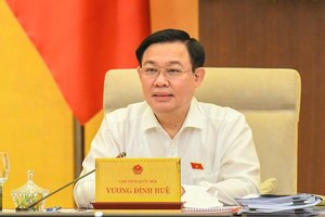 Chủ tịch Quốc hội Vương Đình Huệ phát biểu tại phiên họp.