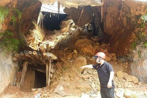Mỏ vàng Bồng Miêu trở thành “thánh địa” của “vàng tặc” vì chậm đóng cửa.