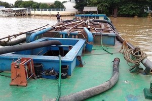 Một sà lan khai thác cát trái phép trên sông Cổ Chiên, tỉnh Vĩnh Long. Ảnh: Thanh Lâm