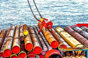 Người lao động dầu khí làm việc trên công trình biển.