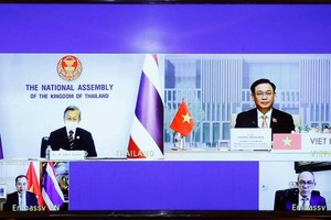Chủ tịch Quốc hội Vương Đình Huệ hội đàm trực tuyến với Chủ tịch Quốc hội Thái Lan Chuan Leekpai.